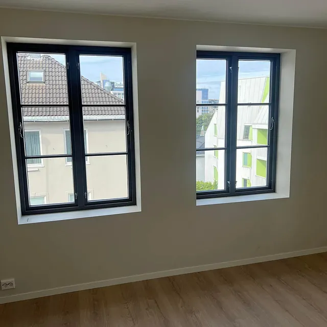 Lyst rom med mørke vinduer