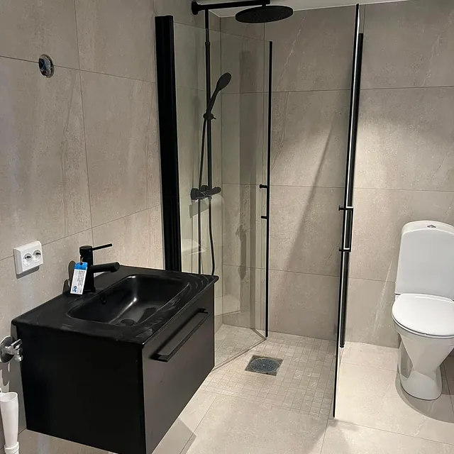 Nytt badeom med lyse fliser