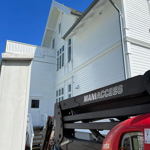 Lift utenfor hvitt hus