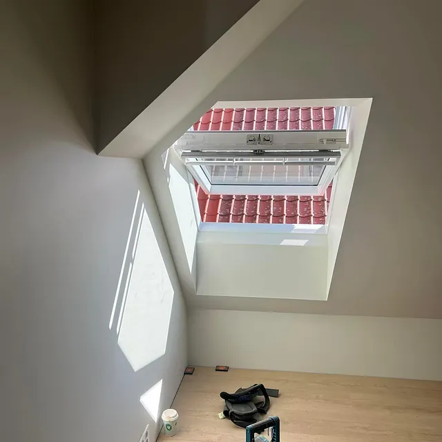 Hvitt rom med takvindu