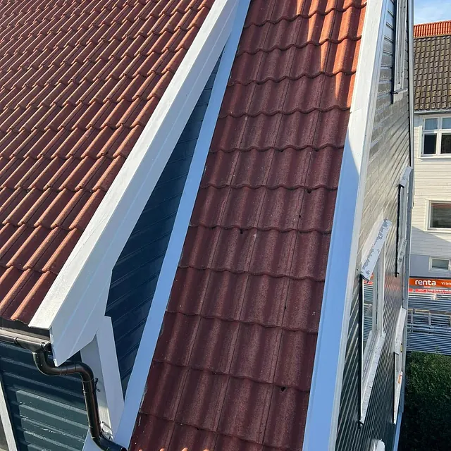 Blått bygg med oransje takstein