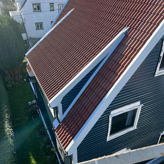 Skråtak på blått bygg