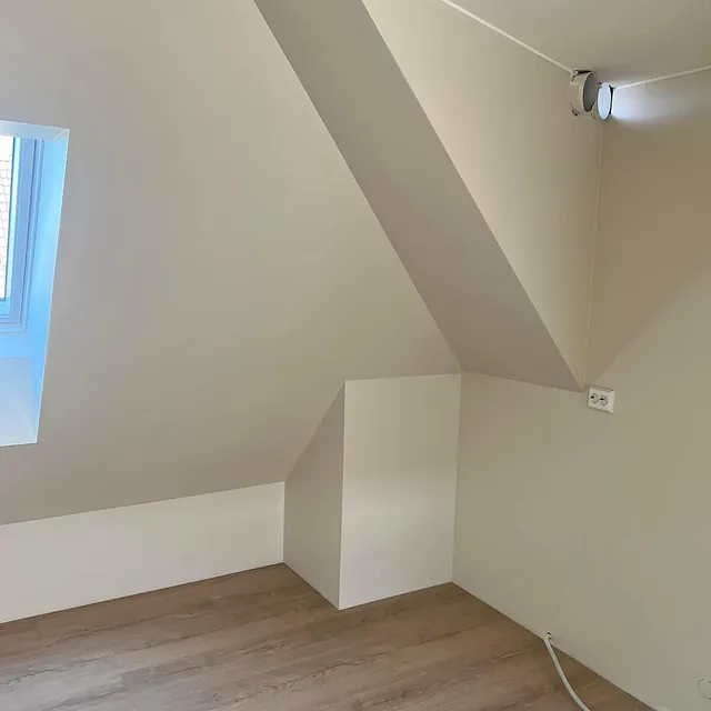 Lyst rom med skråtak