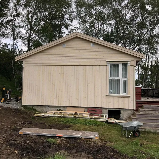 Fasadearbeid på hvitt hus