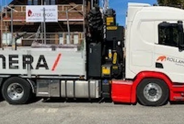 Hvit lastebil med optimera logo